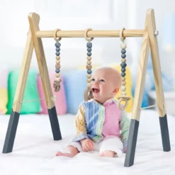 Baby Gym Babyspielgerät Spieltrapez Spielbogen Holzspielzeug Aktivitätszentrum mit 3 Kinderspielzeugen