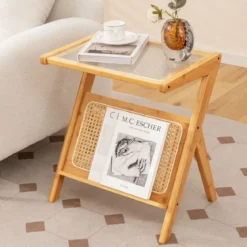 Bambus Beistelltisch mit Rattan Magazinhalter & Gehärteter Glasplatte Z-förmiger Couchtisch