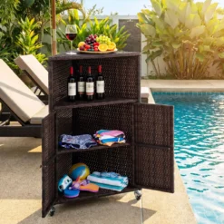 Eckschrank Rattan Outdoor Aufbewahrungsschrank mit 3 Ablagen 2 Türen und Feststellbaren Rollen
