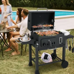 Fass-Holzkohlegrill mit 2 Klappbaren Seitentischen Outdoor-Grill mit Ablagefach & Rädern