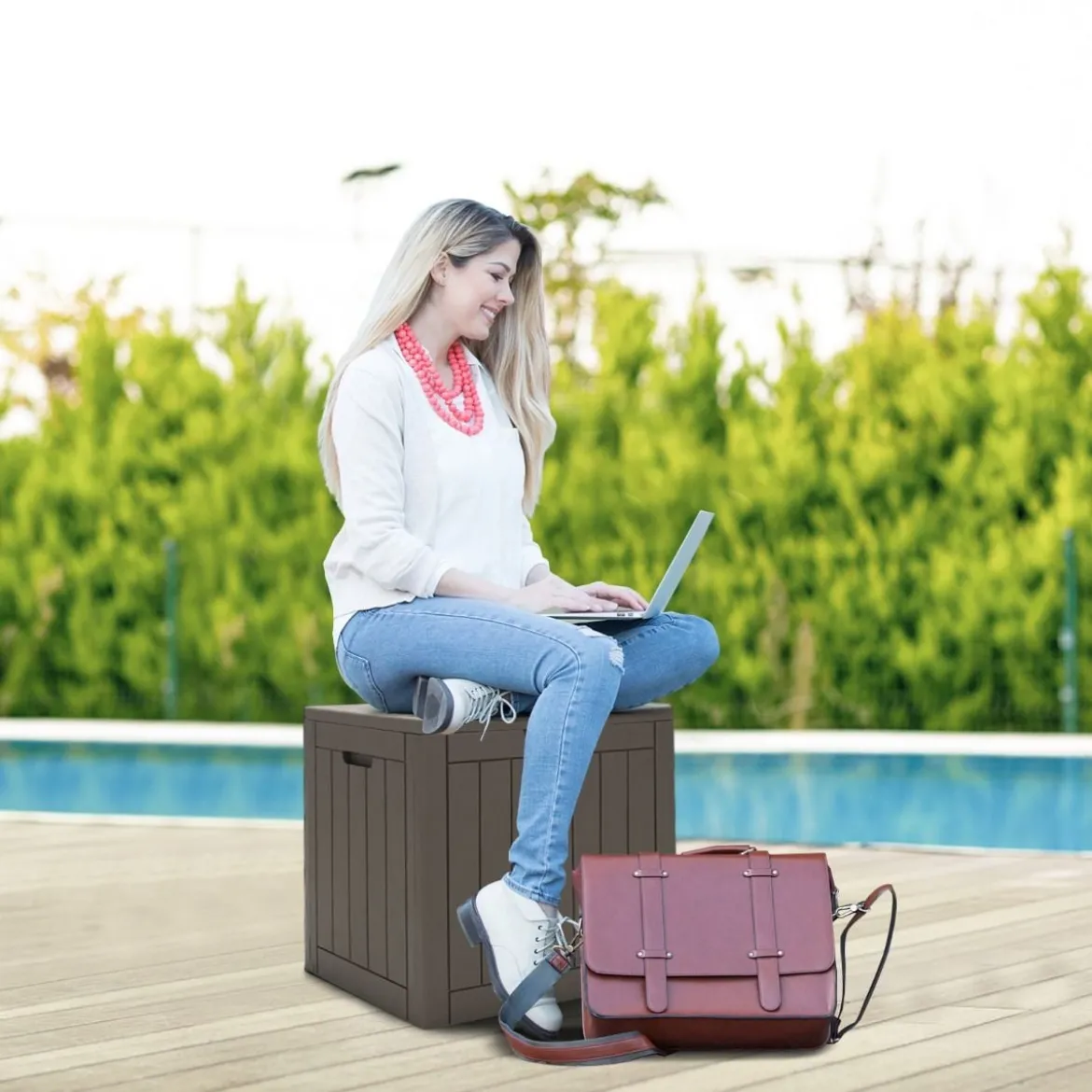Gartenbox mit 114 L Kapazität abschließbarem Deckel & integrierten Griffen Hellbraun