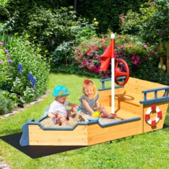 Holz-Sandkasten in Piratenschiff-Optik mit Sitzbank und Flagge Holz-Piratenschiff Kinder-Sandkasten 154 x 78 x 100 cm