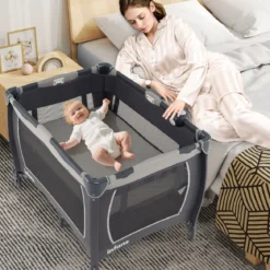 5 in 1 Baby Reisebett mit Wickeltisch & Babywiege & Matratze & 2 Spielzeugen Faltbares Babybett Grau