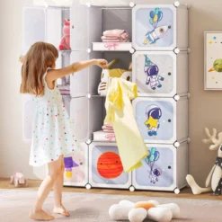 Kinder Kleiderschrank mit 2 Hängeabschnitten & 12 Würfeln Niedliche Cartoon-Kommode Weiß