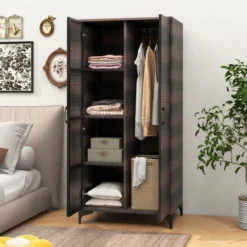 Kleiderschrank aus PE-Rattan mit 2 Türen & Kleiderstange & 4 Fächern Geräteschrank Garderobenschrank für Garten Schlafzimmer
