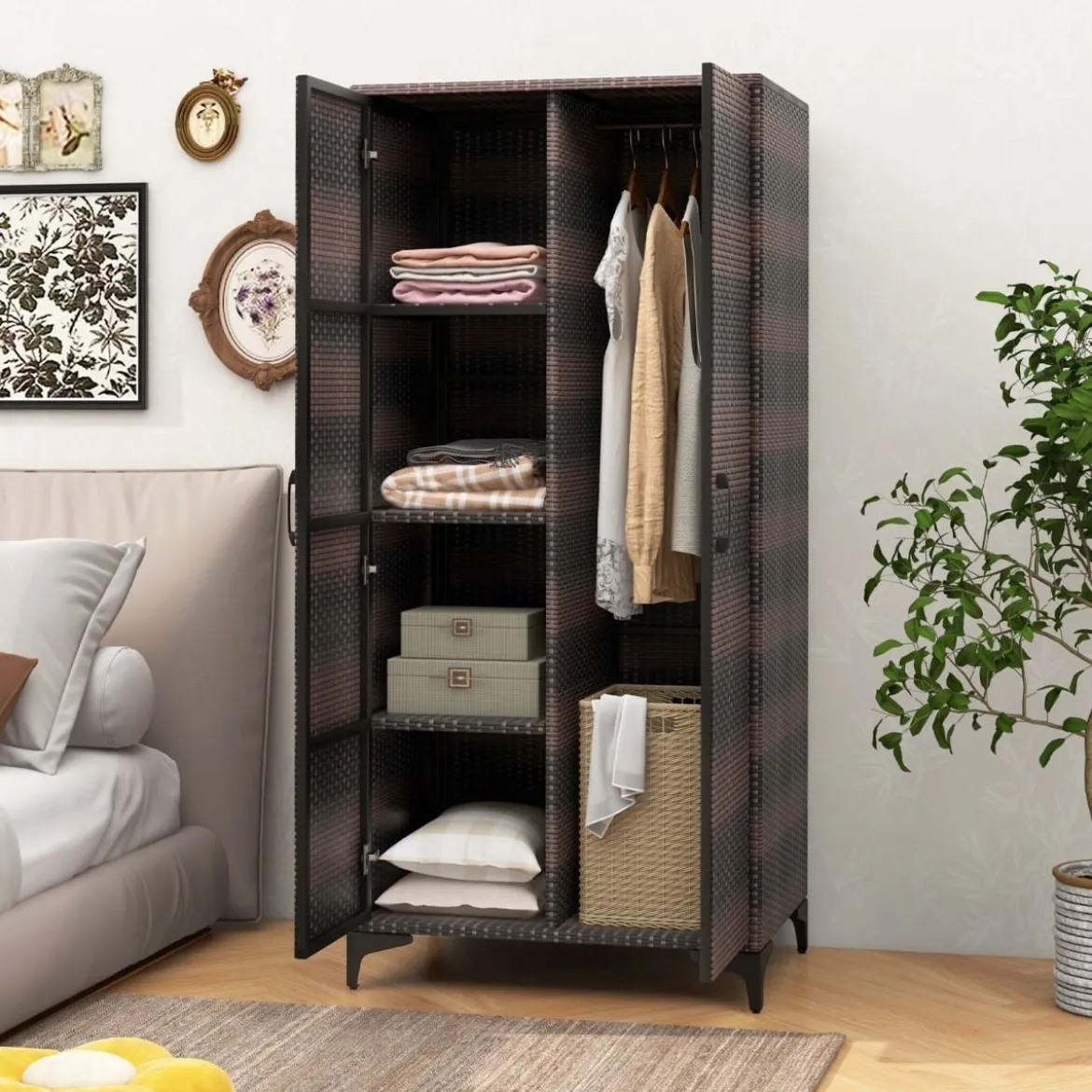 Kleiderschrank aus PE-Rattan mit 2 Türen & Kleiderstange & 4 Fächern Geräteschrank Garderobenschrank für Garten Schlafzimmer
