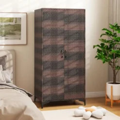 Kleiderschrank aus PE-Rattan mit 2 Türen & Kleiderstange & 4 Fächern Geräteschrank Garderobenschrank für Garten Schlafzimmer