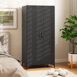 Kleiderschrank aus PE-Rattan mit 2 Türen & Kleiderstange & 4 Fächern Geräteschrank Garderobenschrank für Garten Schlafzimmer