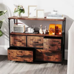 Kommode breiter Schrank mit 2 offenen Holzregalen 5 Schubladen & robustem Metallrahmen Rustikales Braun